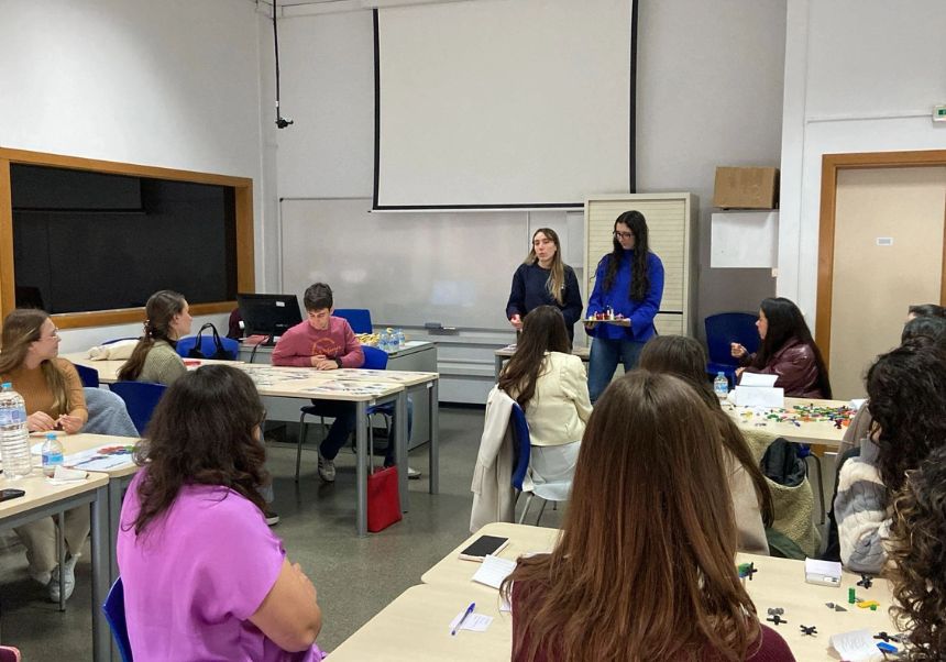 Estudiants fent el taller.